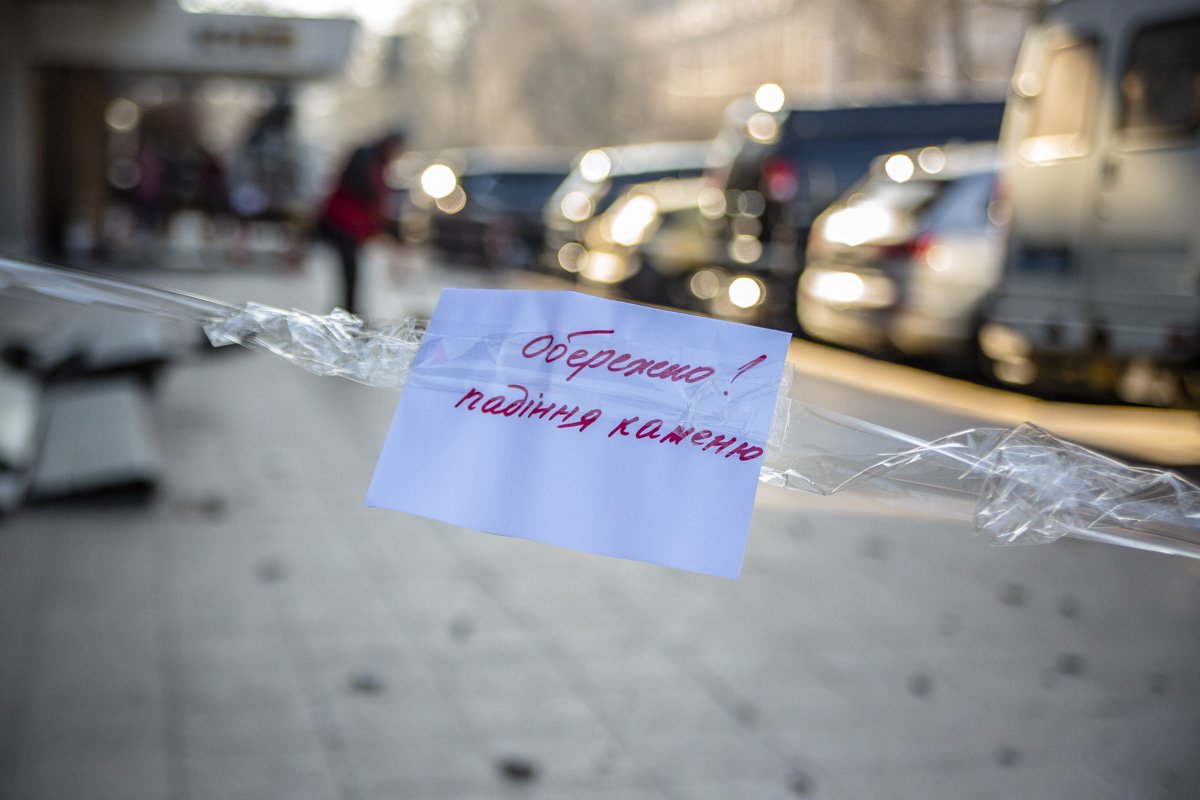 По состоянию на 14:30 по периметру всей территории натянули ленту и развесили объявления «Обережно, падає каміння»