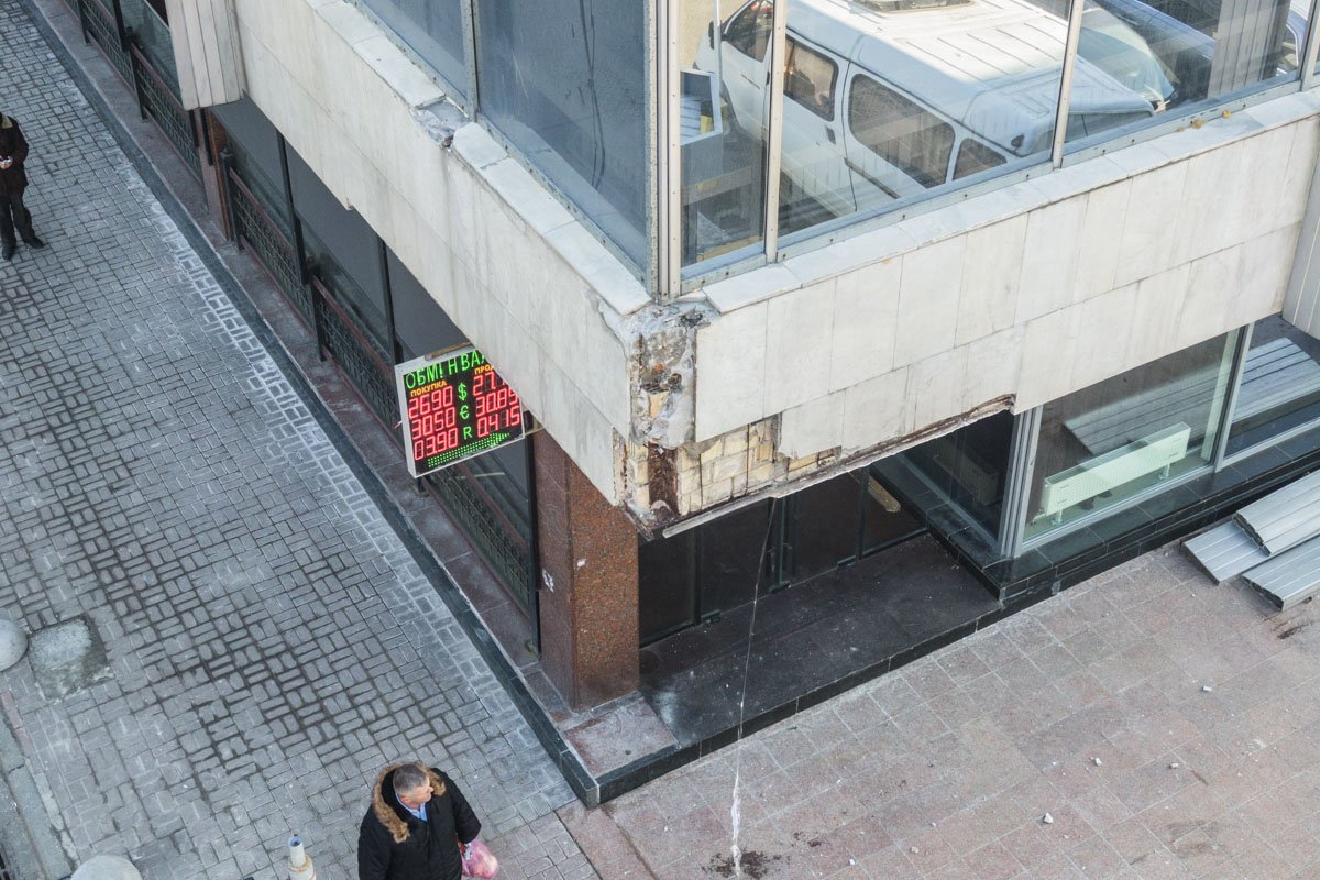 Но проходить рядом с обваливающимся фасадом все равно стоит аккуратно и с опаской