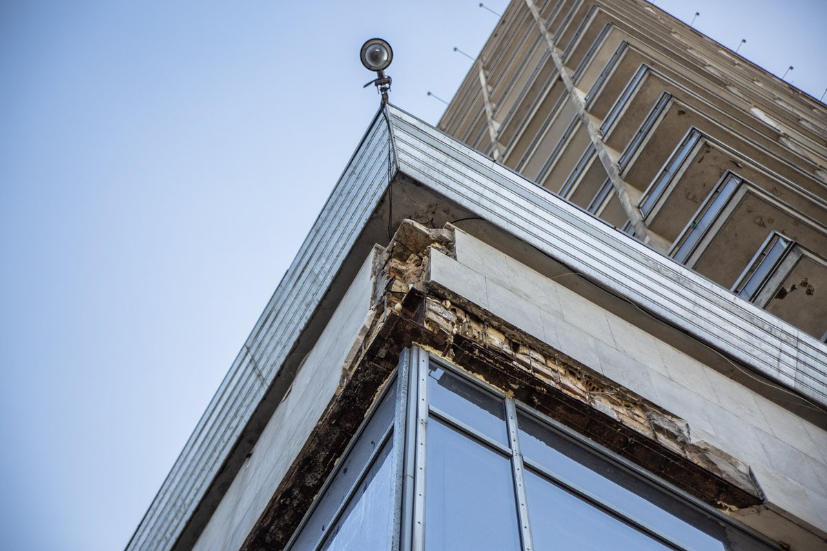 А лучше вообще перейти дорогу на противоположную часть улицы, чтобы точно обезопасить себя от падения плиты на голову