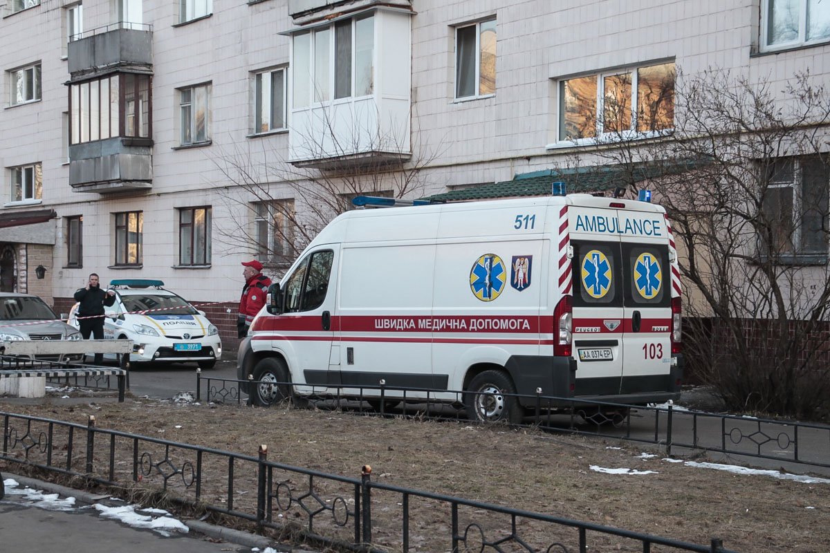 Сначала подросток упал на козырек парадного, а после этого - на асфальт