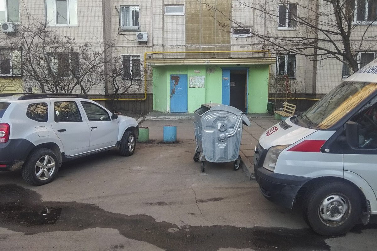 25 февраля в Дарницком районе Киева по адресу улица Урловская 1/8 обнаружили труп женщины