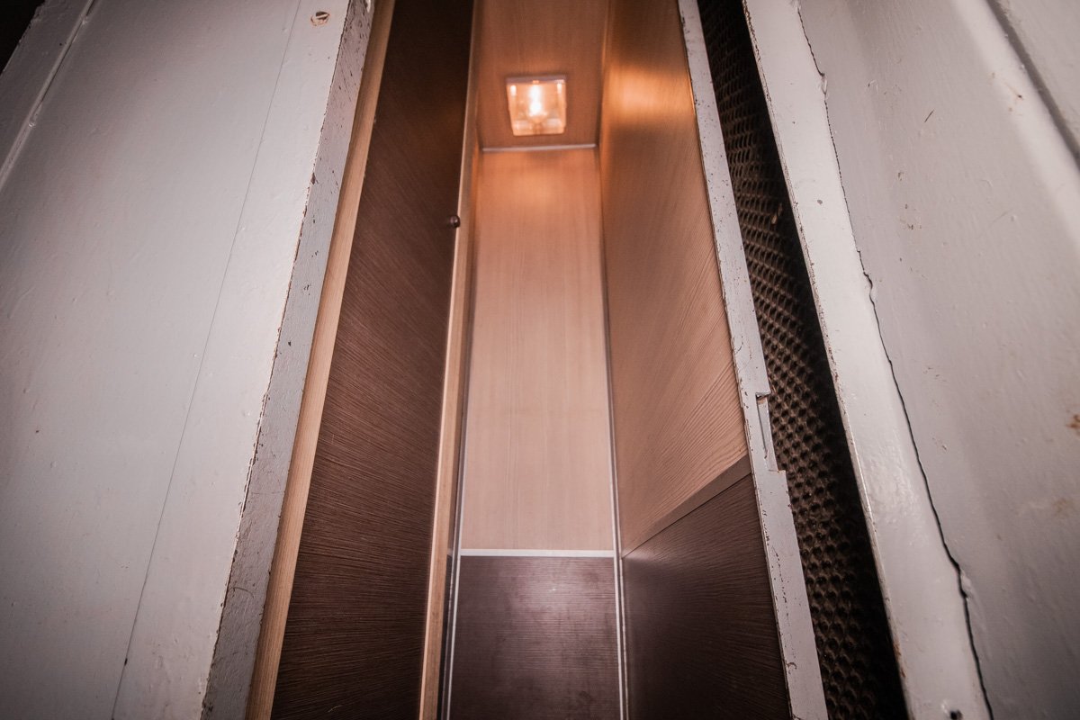 Раритетный лифт регулярно ремонтируют и содержат в чистоте Раритетный лифт регулярно ремонтируют и содержат в чистоте