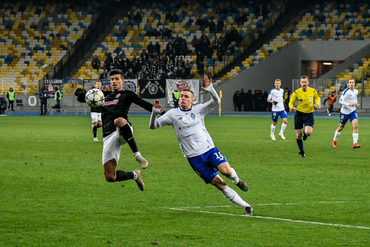 Виктор Цыганков разогнал первую голевую атаку киевлян Виктор Цыганков разогнал первую голевую атаку киевлян