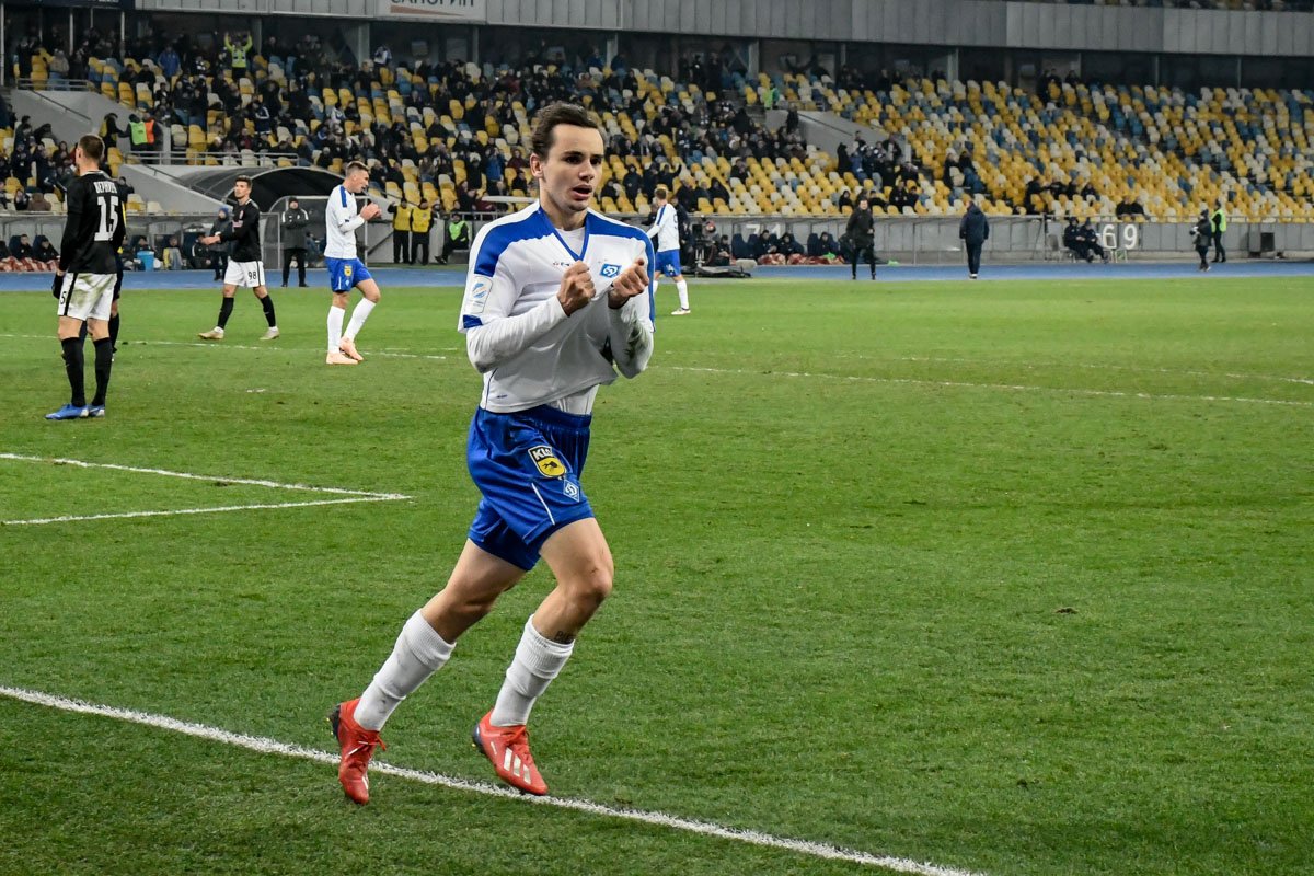 Николай Шапаренко, забив первый мяч, показывает, какой клуб №1 Николай Шапаренко, забив первый мяч, показывает, какой клуб №1