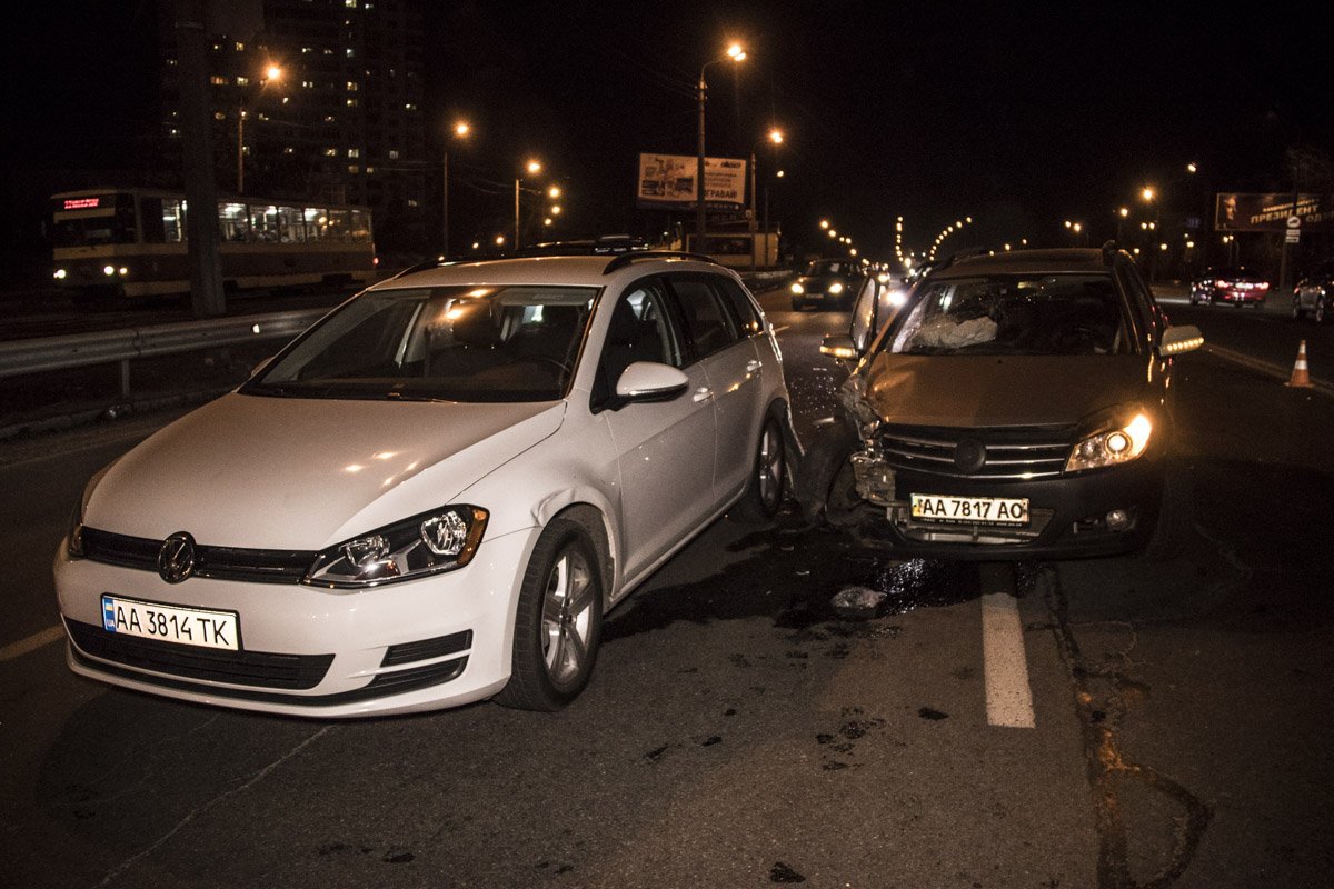 На улице Братиславской в Киеве произошло тройное ДТП с участием Renault Kangoo, Volkswagen Golf и Geely