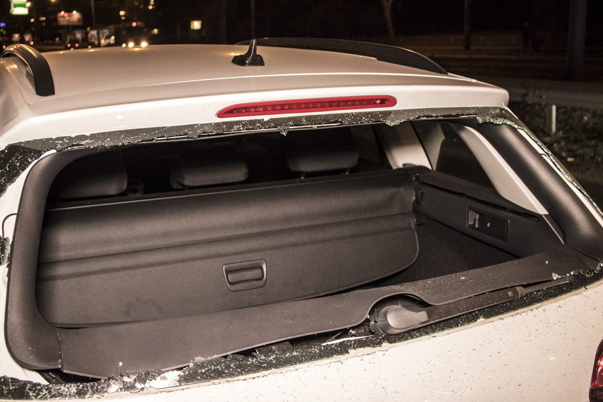 Volkswagen двигался по дороге в сторону метро "Черниговская", когда его зацепил и подрезал Renault Kangoo.