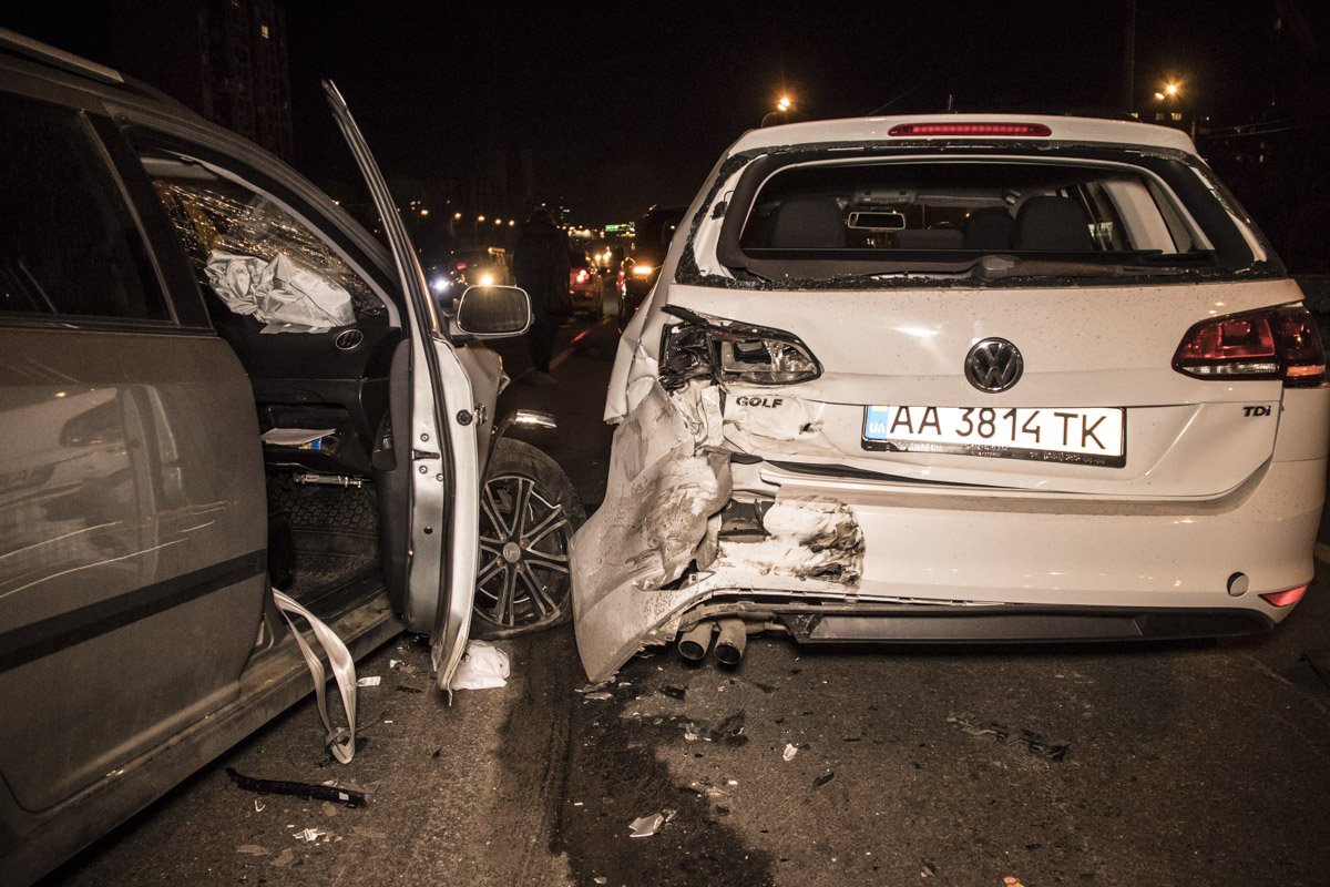 И уже после этого, спустя несколько минут в Golf врезался и Geely