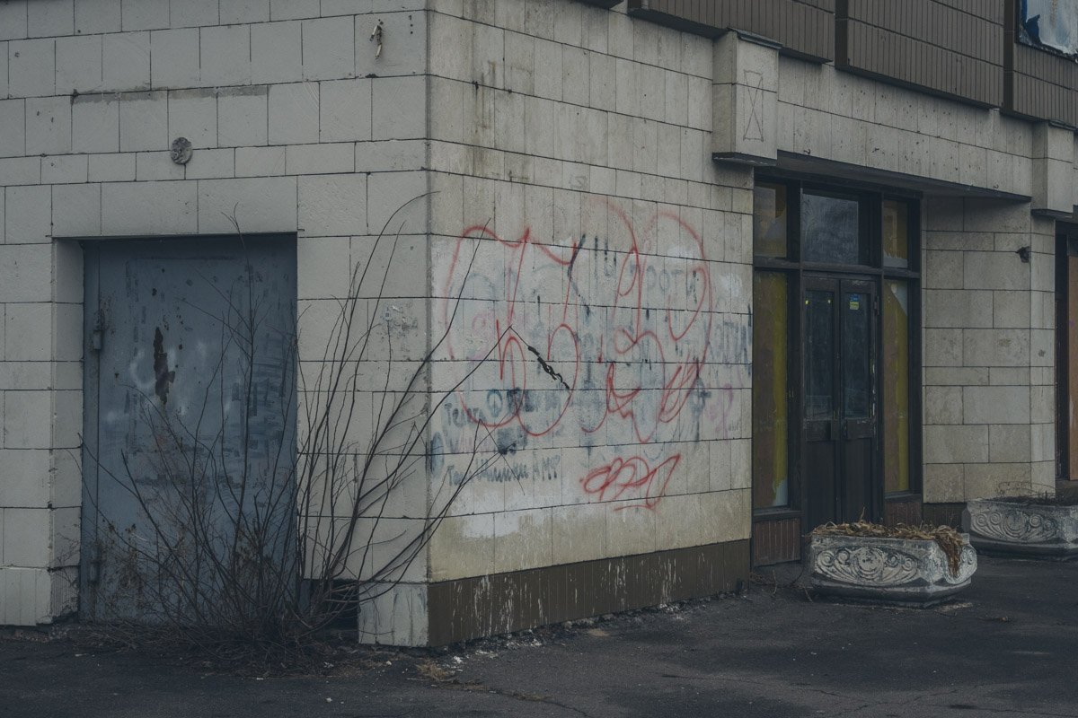 Стены здания расписаны граффити Стены здания расписаны граффити