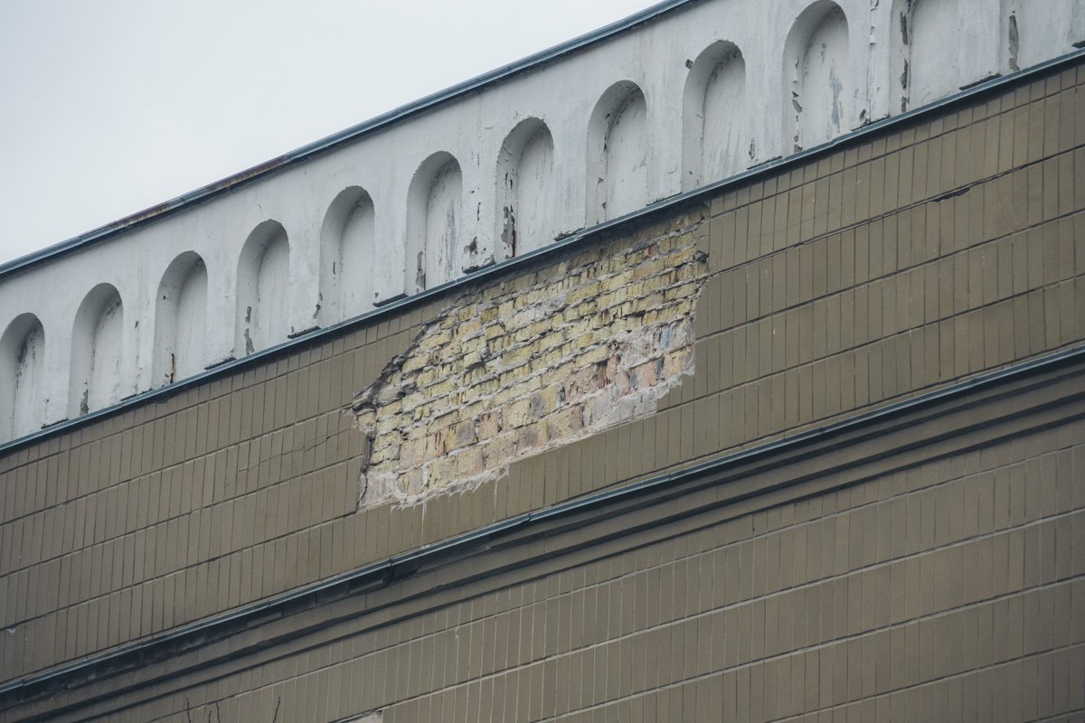 Фасад кинотеатра "Загреб" в некоторых местах пошел трещинами Фасад кинотеатра "Загреб" в некоторых местах пошел трещинами