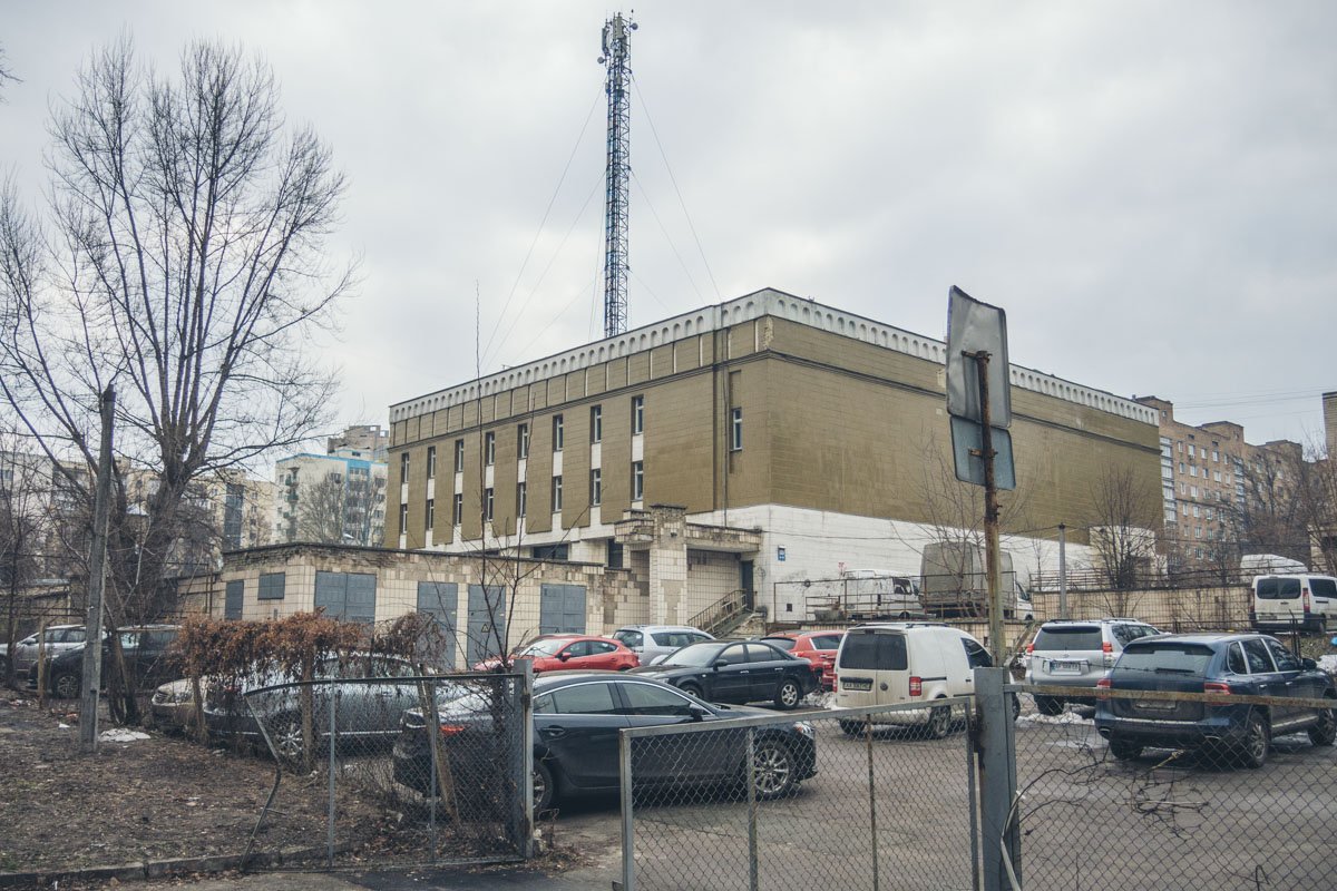 На заднем дворе кинотеатра функционирует парковка На заднем дворе кинотеатра функционирует парковка