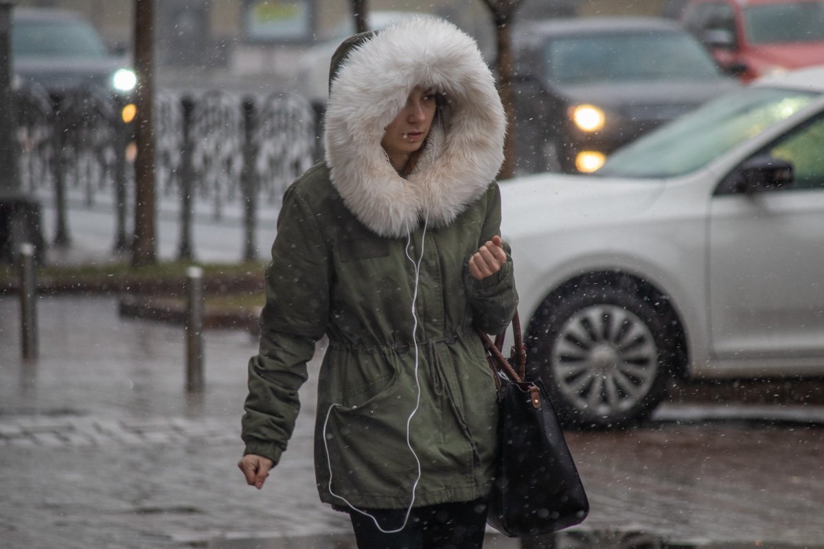 Пушистый капюшон защищает от погодных невзгод 