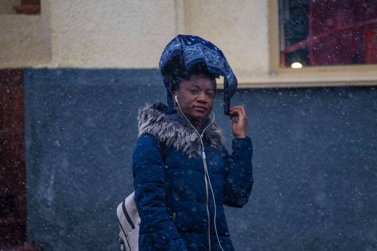 Смотрит вдаль в ожидании весеннего тепла 