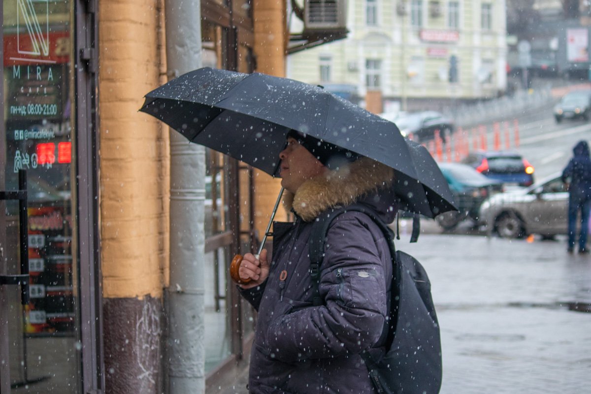 Выбирает напиток, который согреет в промозглый день 
