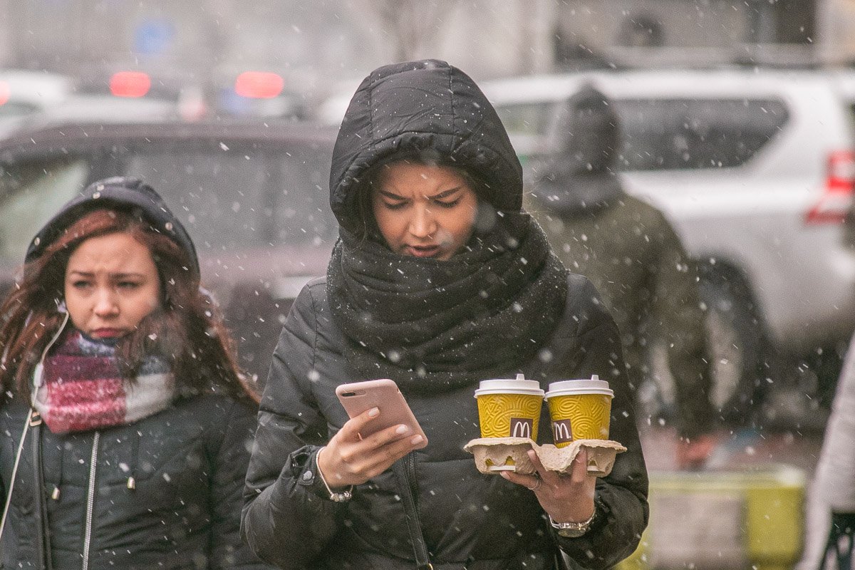 Ищет, с кем бы выпить горячий кофе в такой холод 