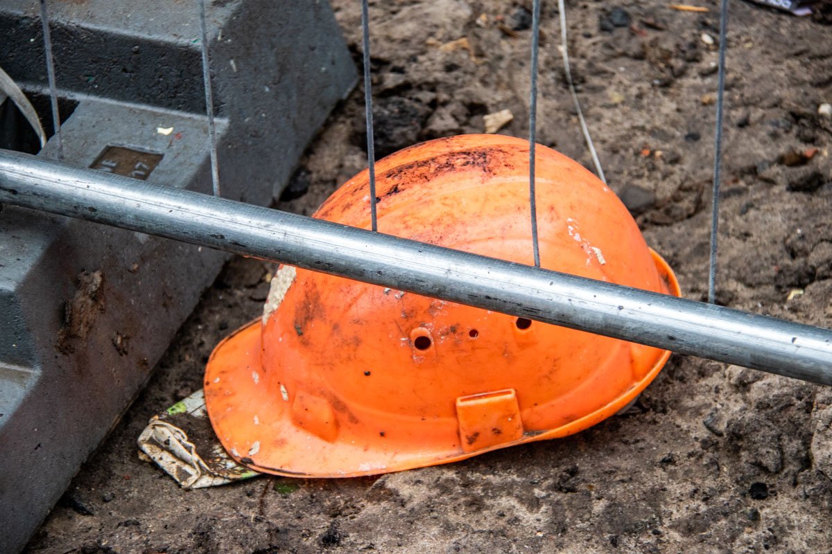 По предварительной информации, мужчина убирал на 30 этаже и упал в шахту лифта