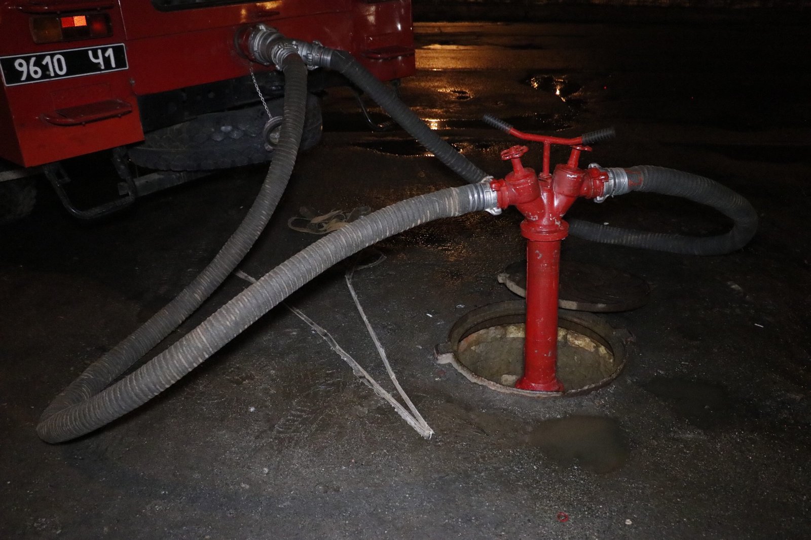 В торговом центре включили тревогу и через громкоговоритель попросили персонал и посетителей покинуть помещение