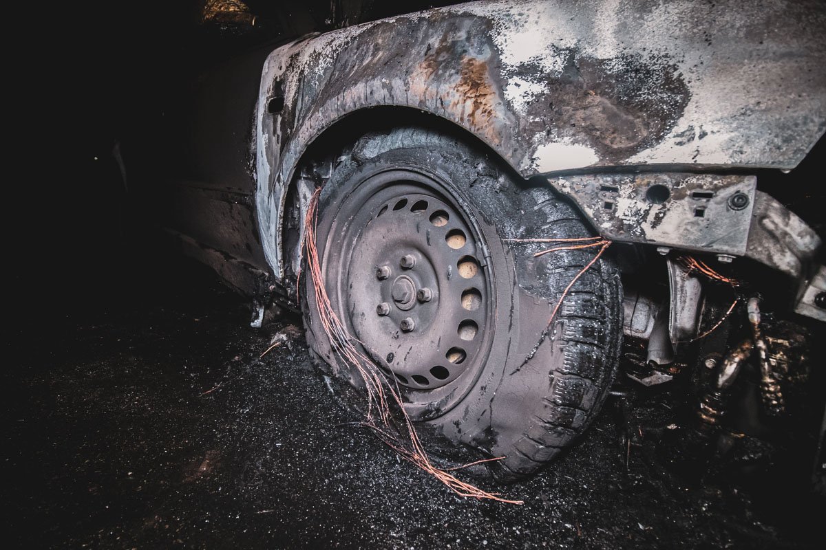 Машина стояла под окнами жилого дома