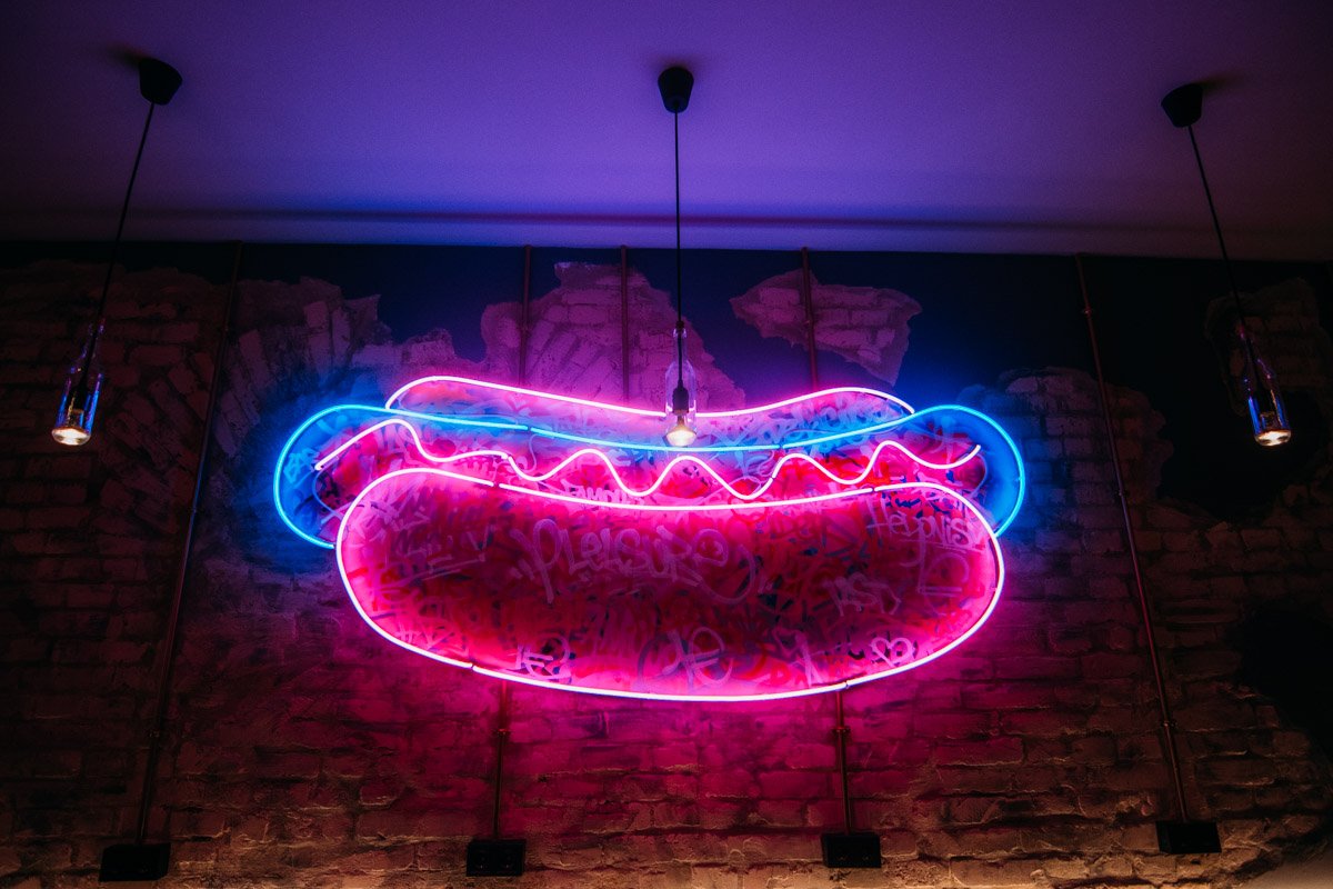 Изюминка нового кафе - инсталляция хот-дога длиной в 2,5 метра 