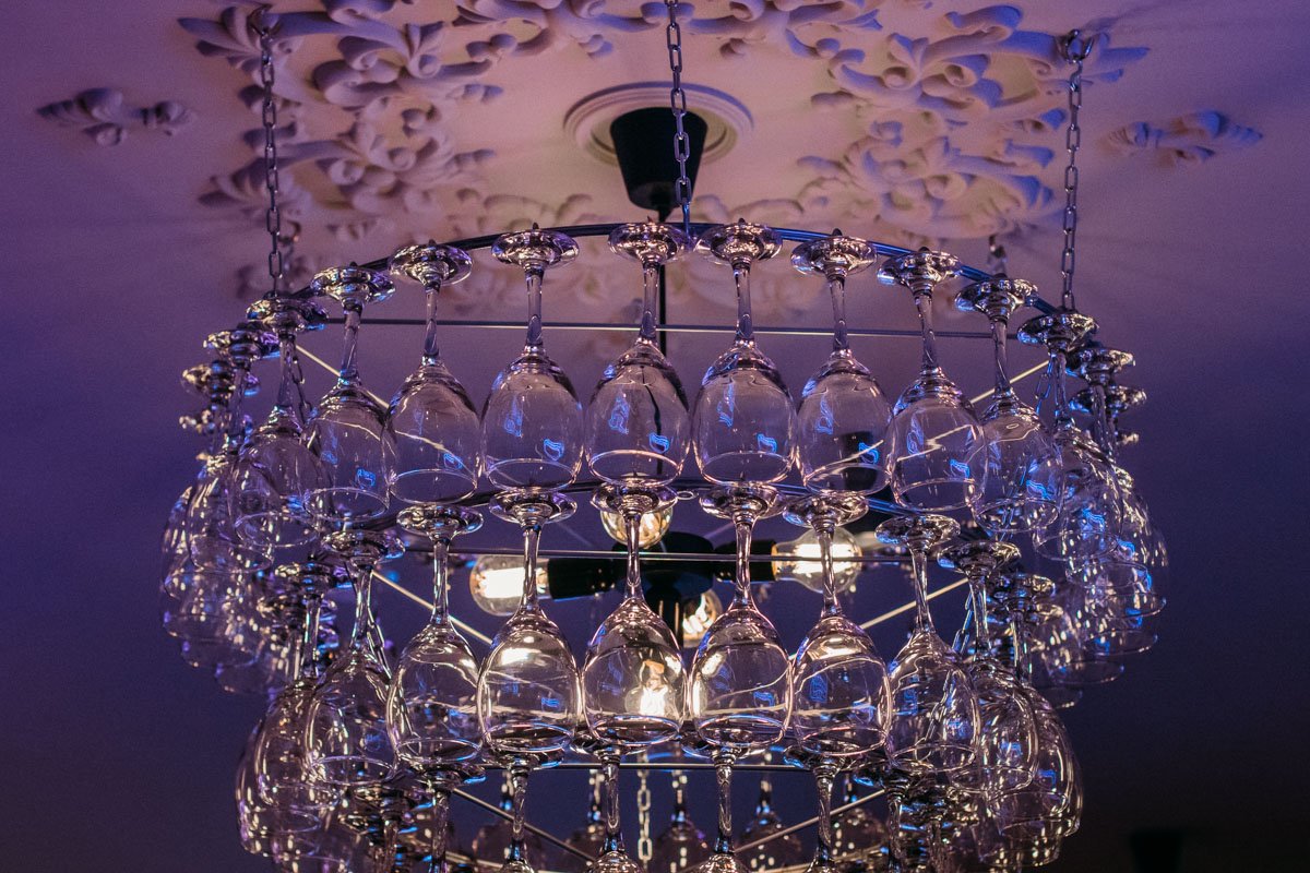 Люстра из бокалов - интересное решение, не правда ли? 
