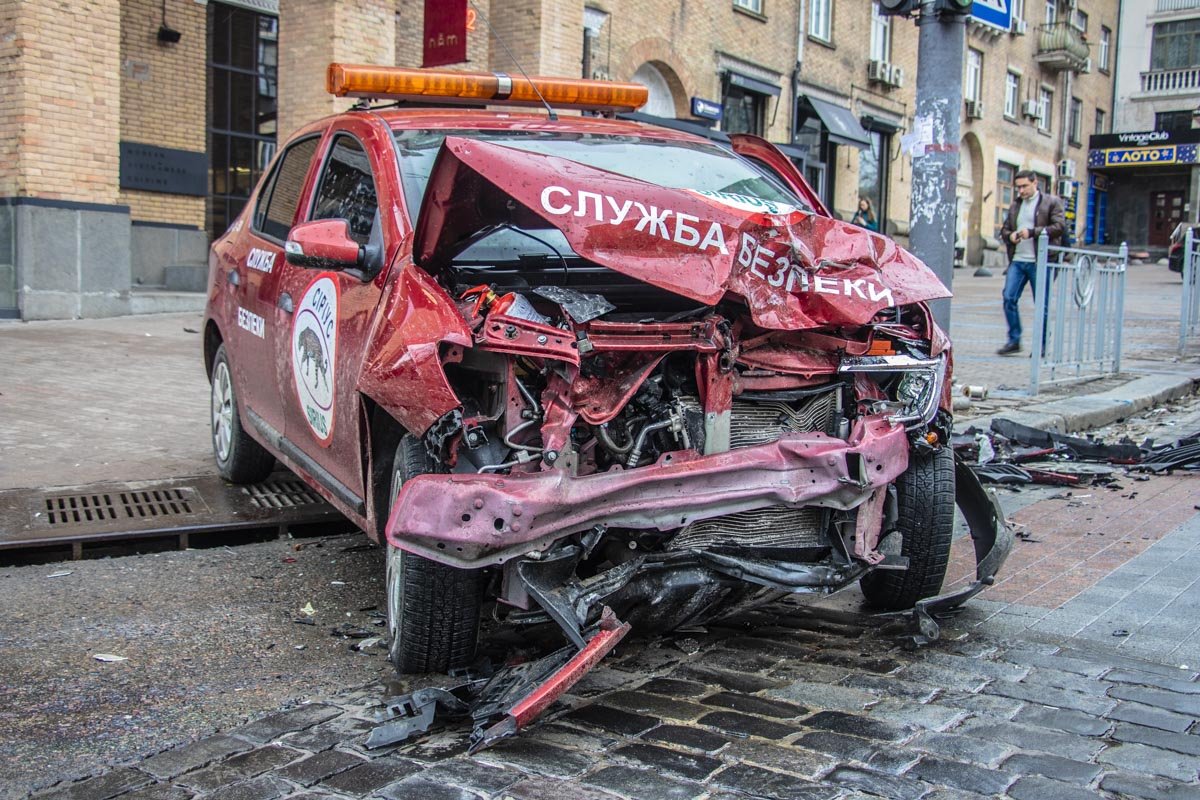 От столкновения пострадали двое мужчин из Logan