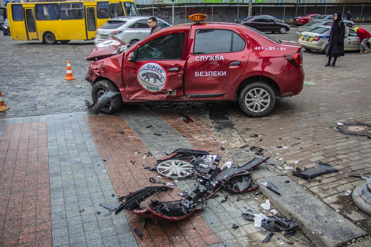 Столкновение было столь сильным, что обе машины вылетели на тротуар