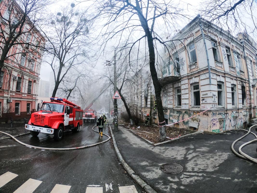 Огонь вспыхнул в заброшенном доме по адресу улица Сечевых Стрельцов, 91