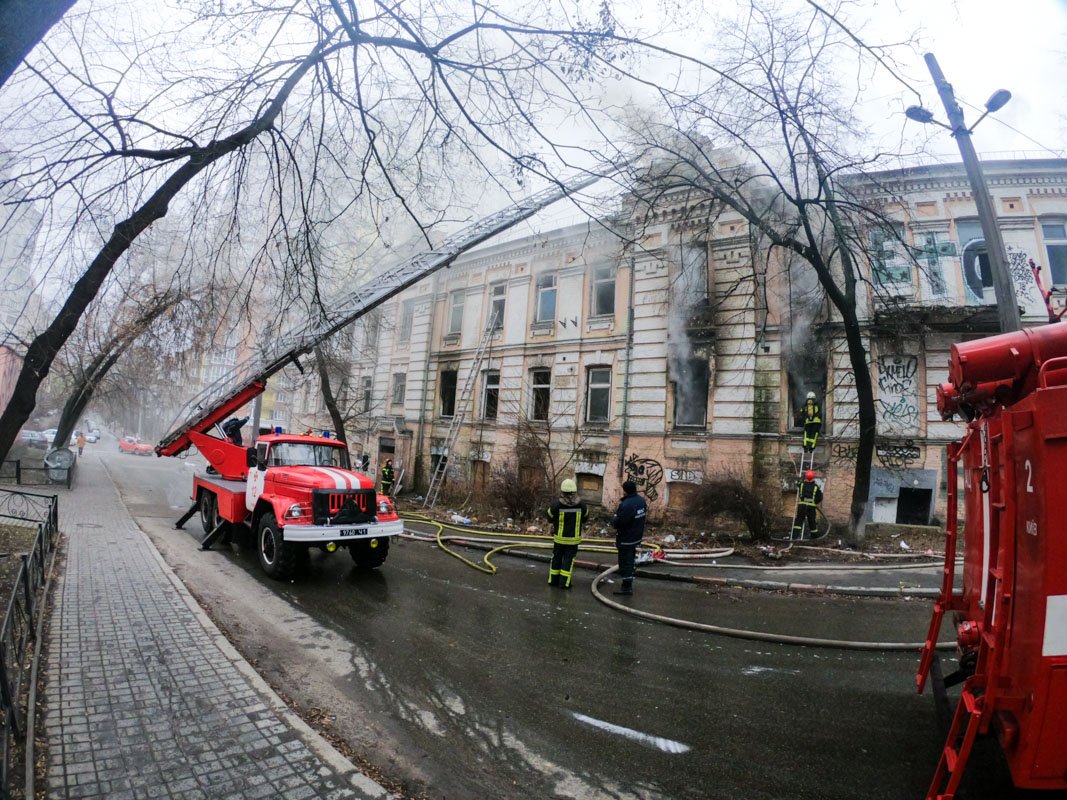 По предварительной информации, в пожаре никто не пострадал