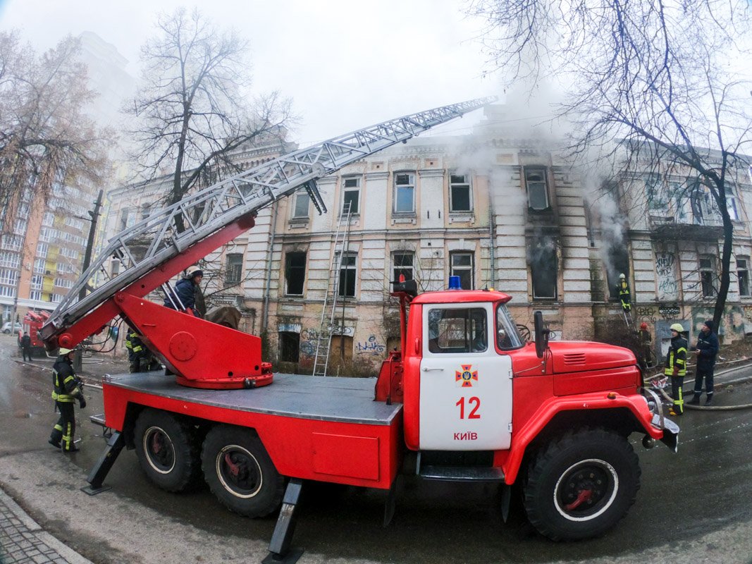 Сообщение о возгорании поступило на линии экстренных служб около 08:30