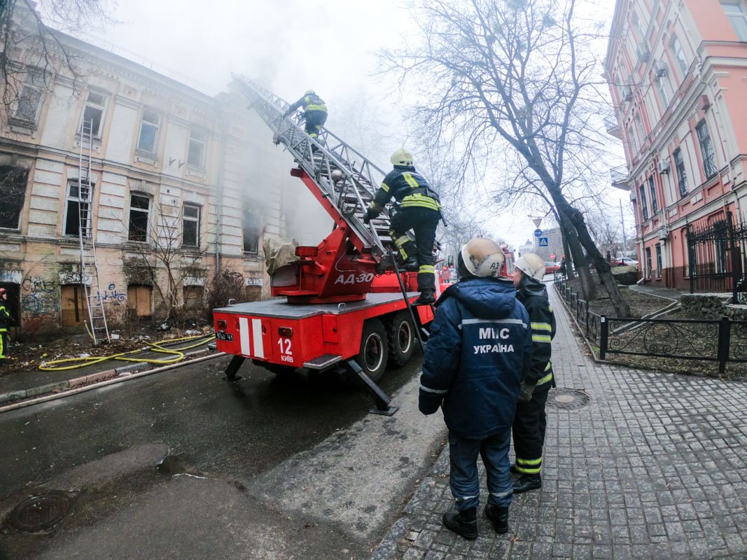 На месте работают 9 автомобилей ГСЧС, в том числе автовышка
