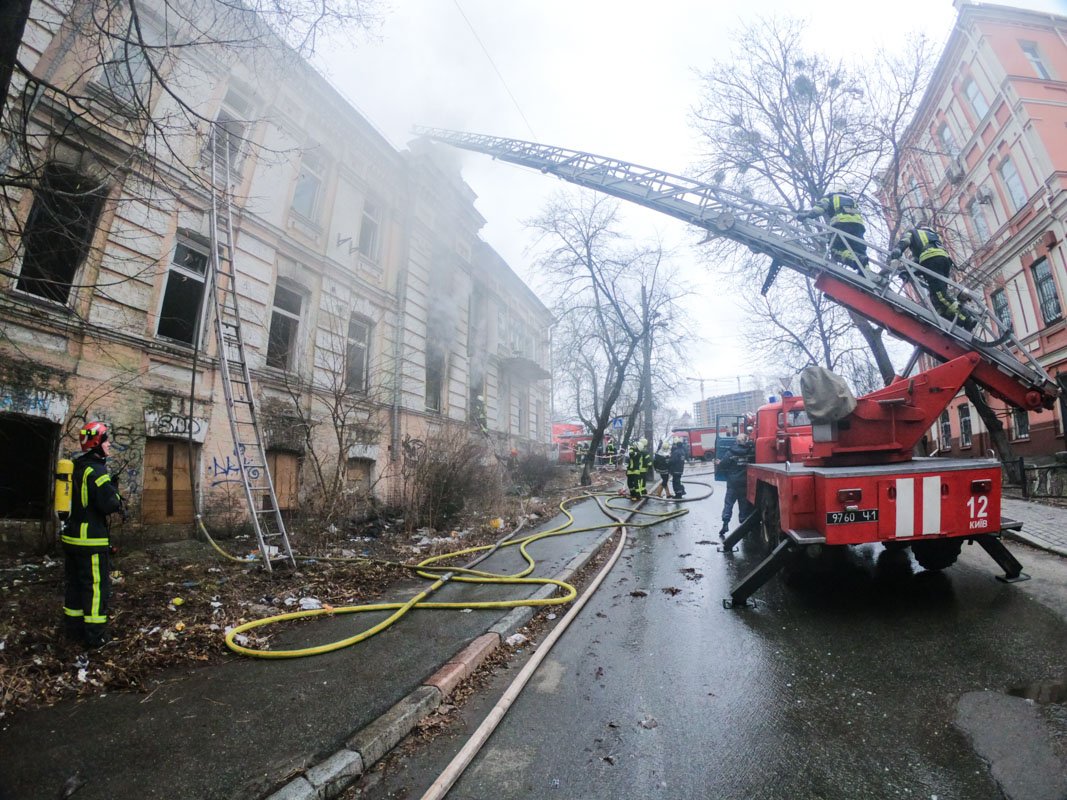 Стоит сказать, что здание полыхает уже не первый раз