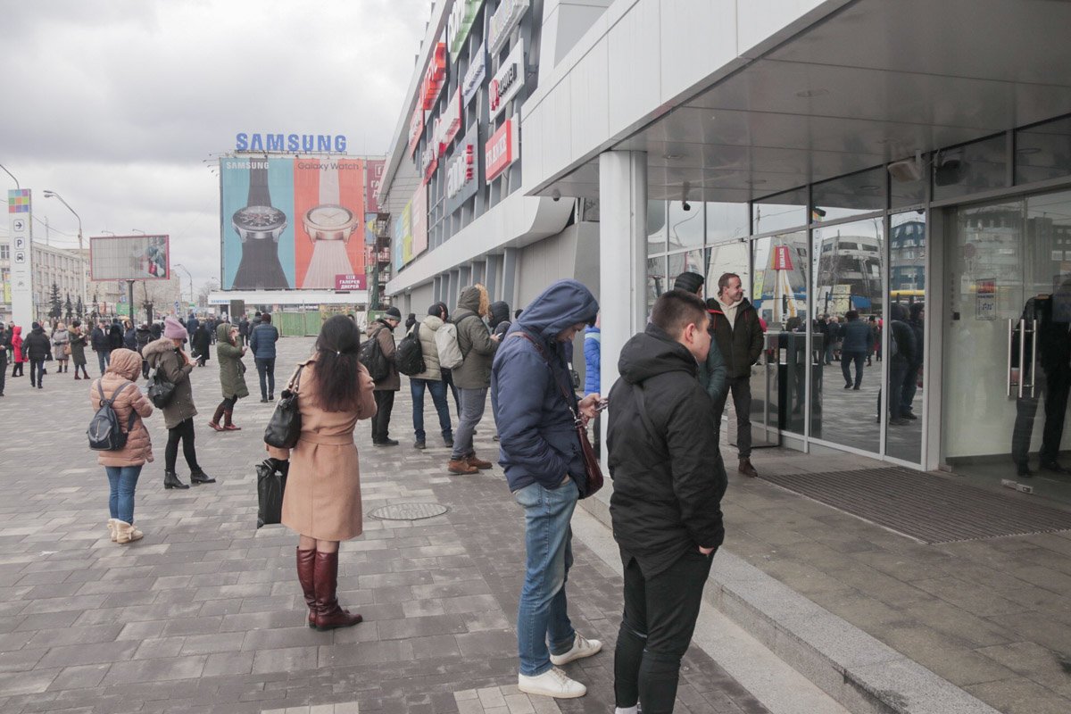 Взрывотехники и кинологи проверяют помещение на предмет наличия взрывчатки Взрывотехники и кинологи проверяют помещение на предмет наличия взрывчатки