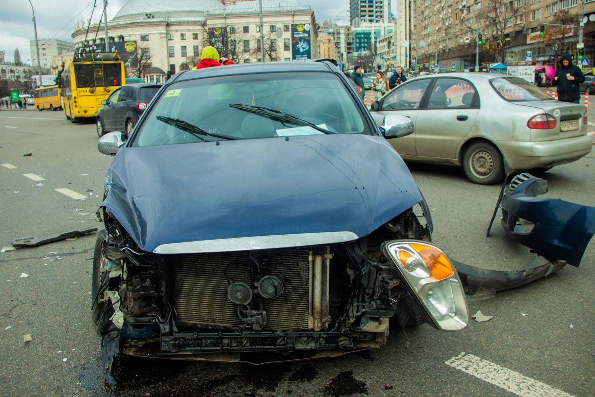 На площади Победы произошла авария с участием автомобилей Mazda CX-5 и Kia Cerato На площади Победы произошла авария с участием автомобилей Mazda CX-5 и Kia Cerato