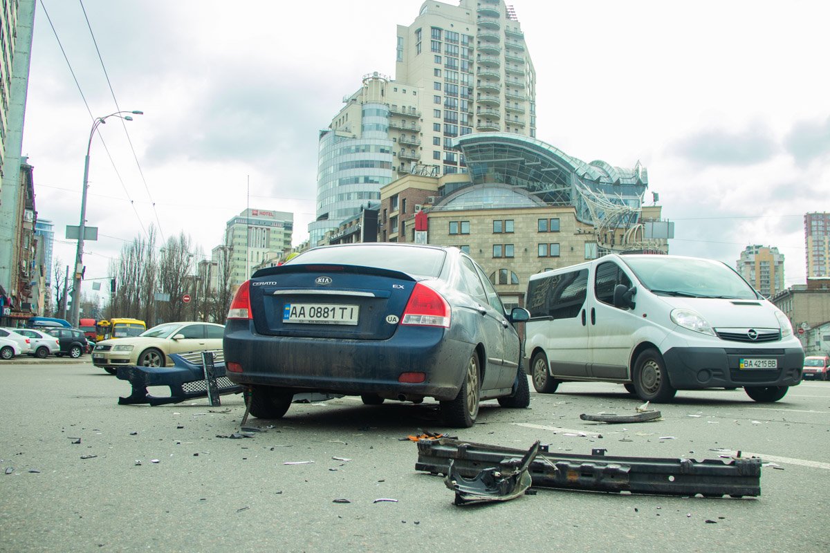 От удара Kia развернуло на дороге От удара Kia развернуло на дороге