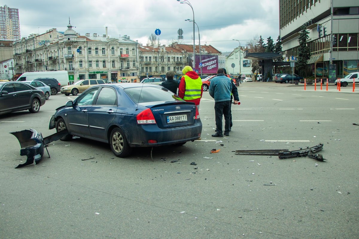 Водитель Cerato не заметил Mazda, от чего внедорожник влетел в легковушку Водитель Cerato не заметил Mazda, от чего внедорожник влетел в легковушку