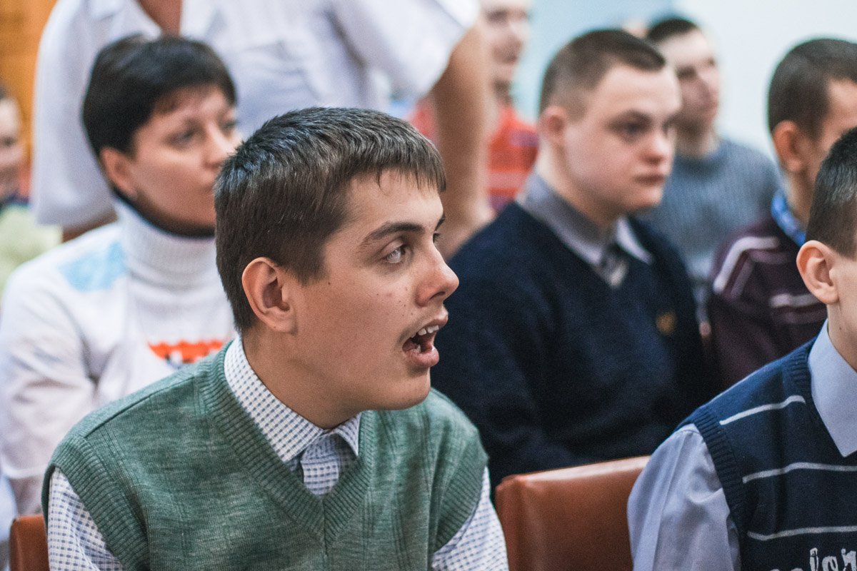 Все они имеют некоторое отставание в психологическом и физическом развитии