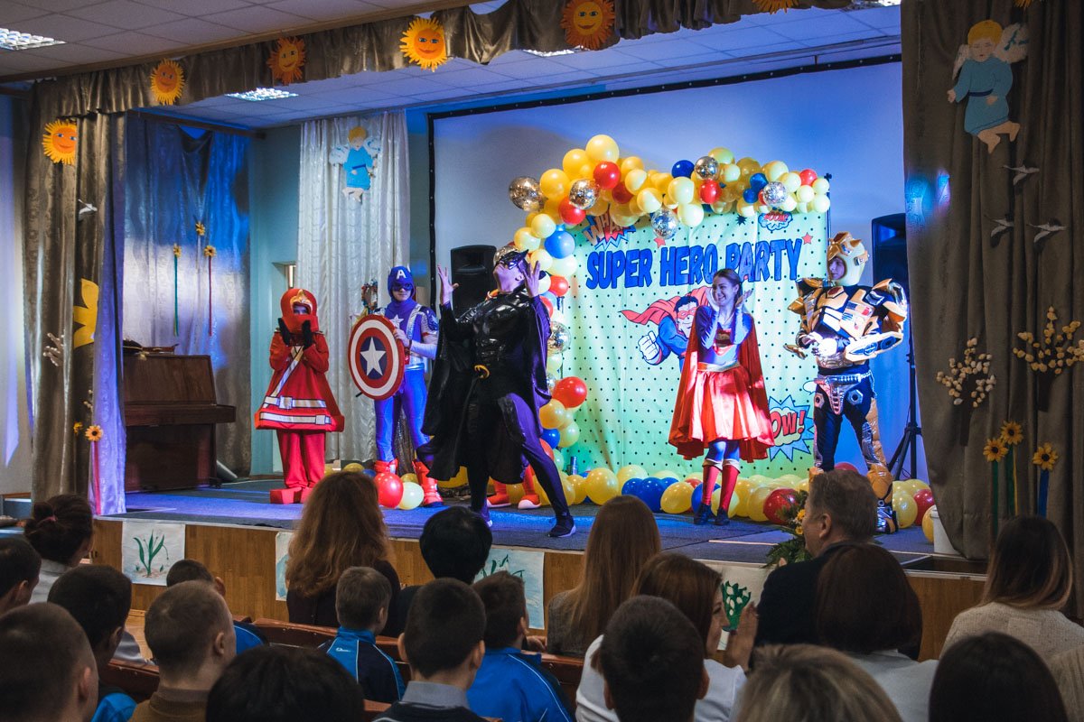 Для детей устроили праздник с играми и аниматорами