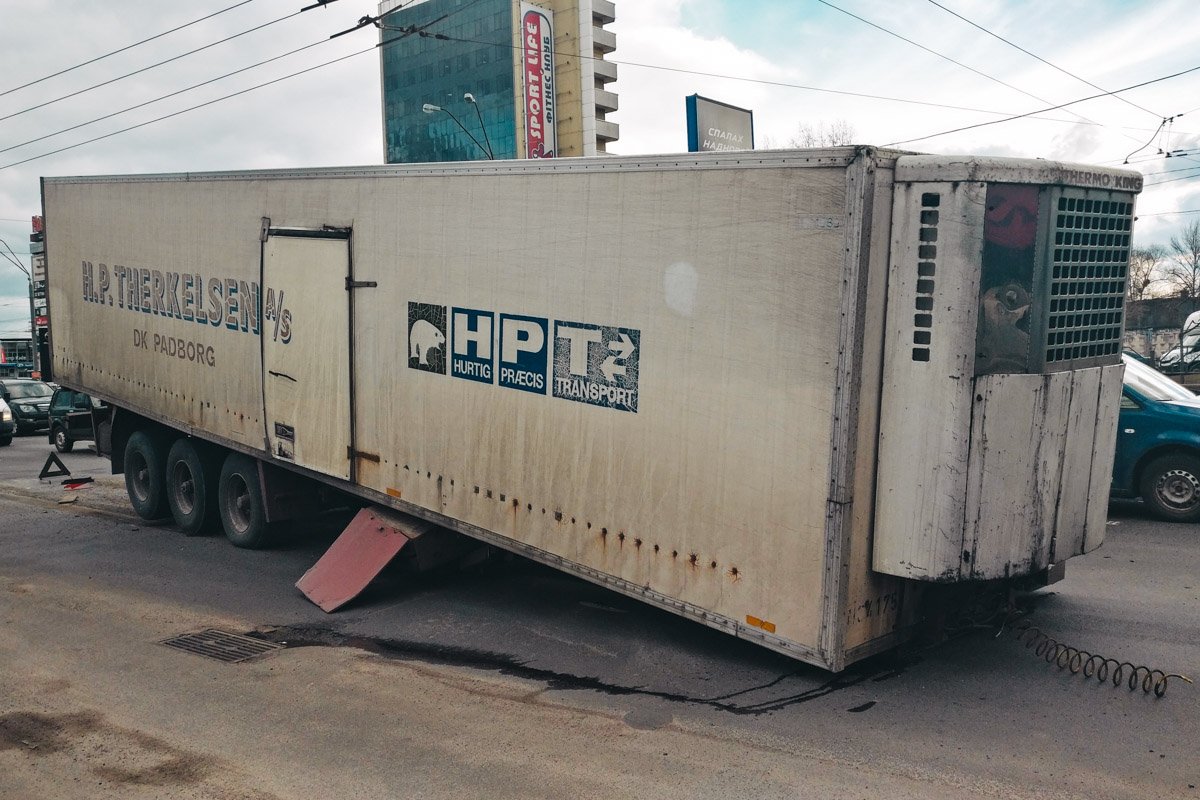 27 февраля на проспекте Бандеры у седельного тягача марки Volvo оторвался полуприцеп 27 февраля на проспекте Бандеры у седельного тягача марки Volvo оторвался полуприцеп