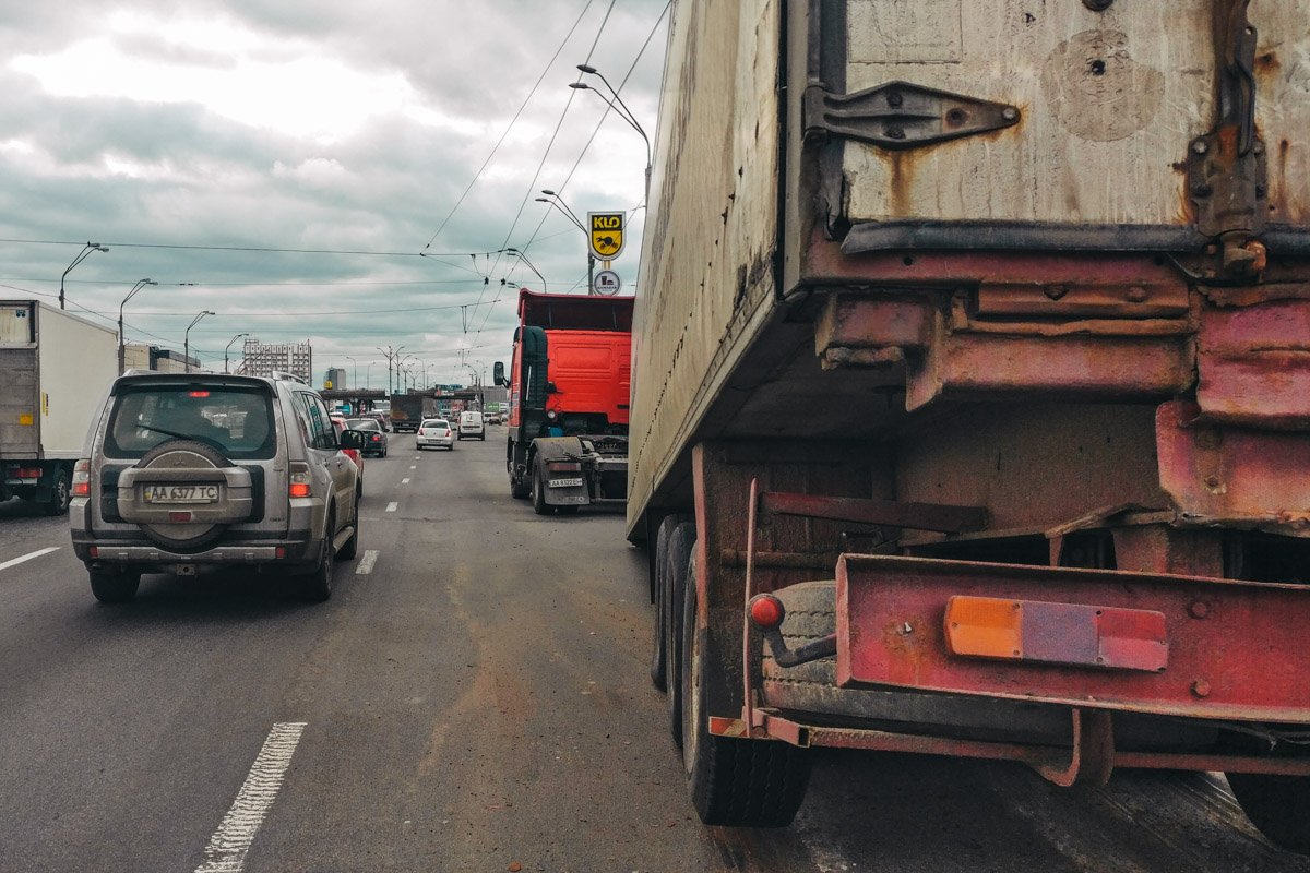 Событие произошло во второй полосе движения, из-за чего образовалась большая пробка Событие произошло во второй полосе движения, из-за чего образовалась большая пробка