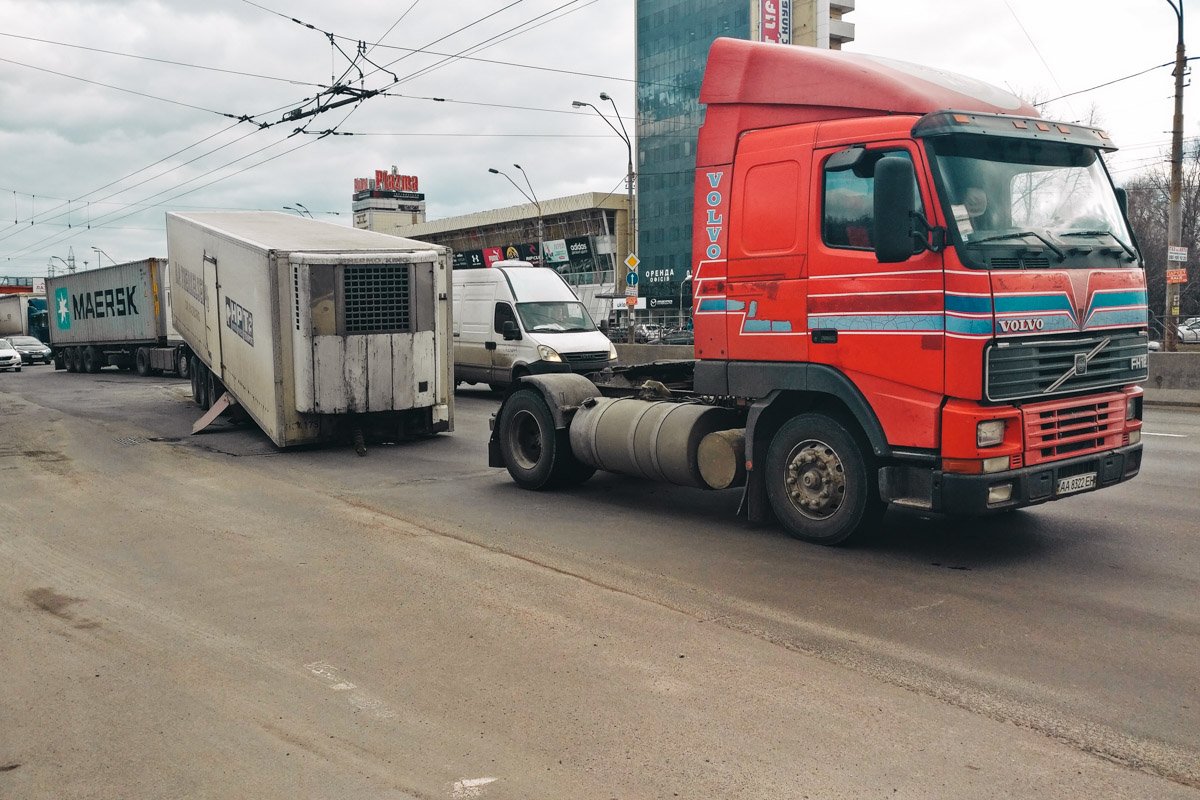 Возле заправочной станции КLO полуприцеп вырвался из сцепки и остановился посреди дороги Возле заправочной станции КLO полуприцеп вырвался из сцепки и остановился посреди дороги