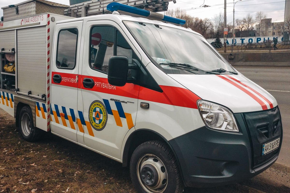 Спасатели планируют подцепить полуприцеп с помощью крана и оттянуть в сторону Спасатели планируют подцепить полуприцеп с помощью крана и оттянуть в сторону