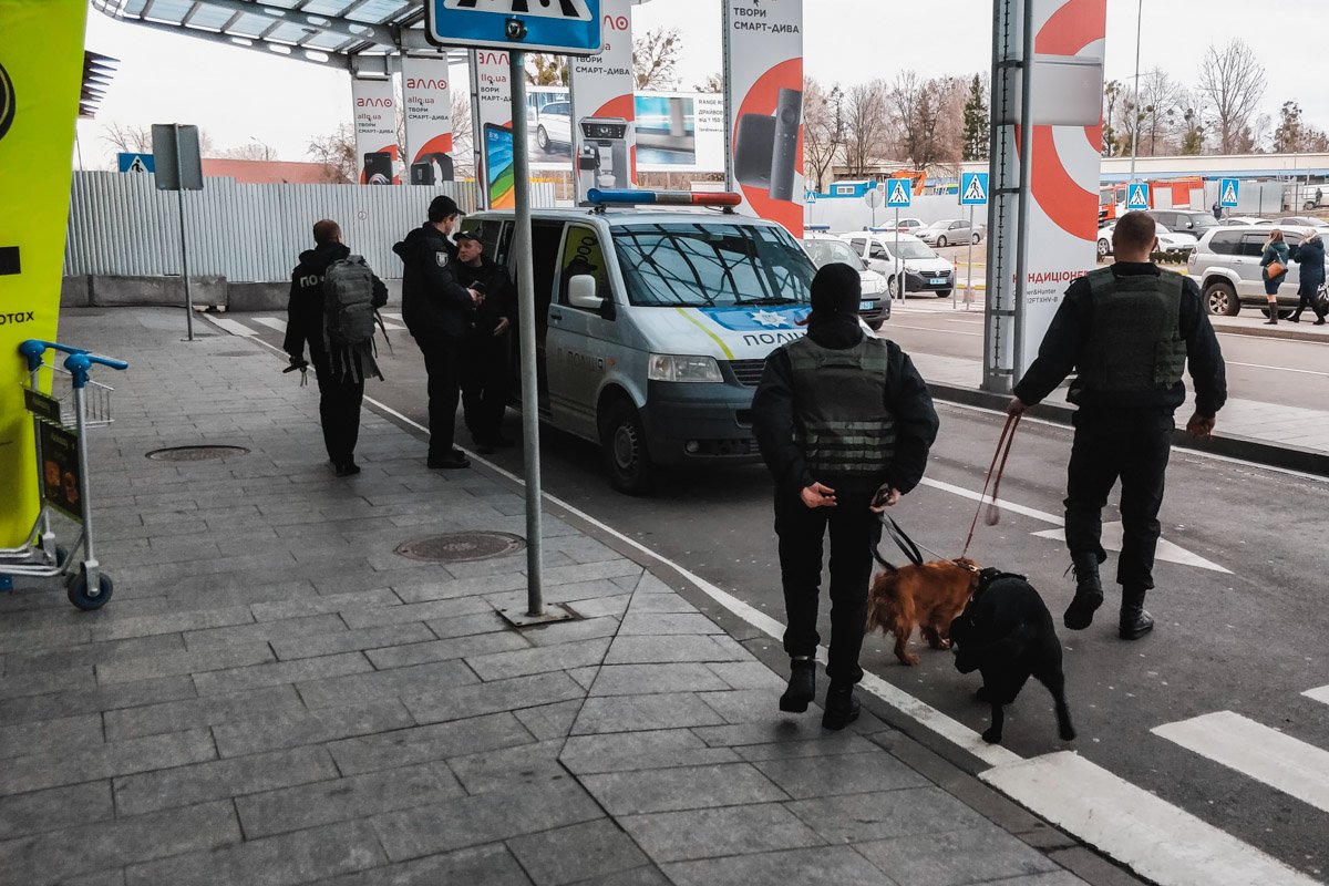 В аэропорт выехали взрывотехники, кинологи и следственно-оперативная группа полиции В аэропорт выехали взрывотехники, кинологи и следственно-оперативная группа полиции