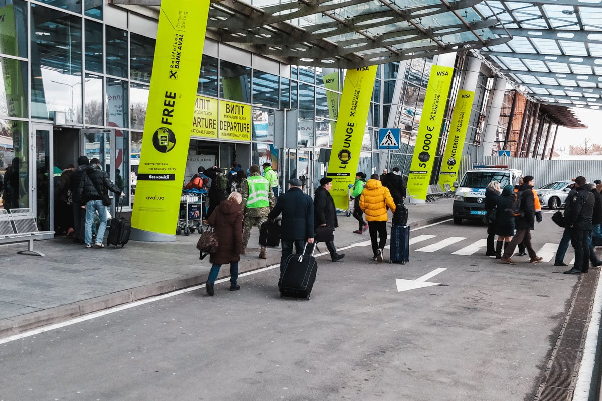 По состоянию на 16:40 терминалы открыли и пустили туда пассажиров По состоянию на 16:40 терминалы открыли и пустили туда пассажиров