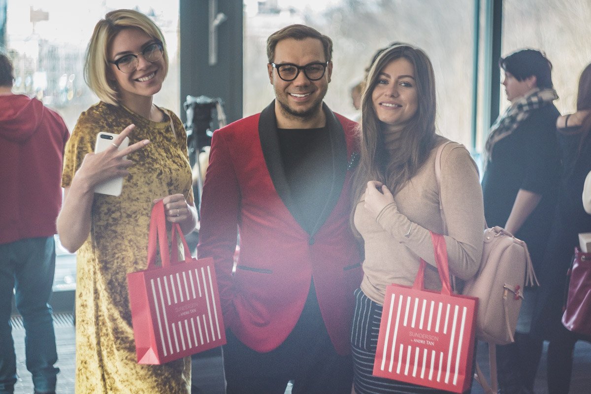 С 2019 года Андре Тан предоставляет Информатору дизайнерскую одежду для эфиров пресс-центра С 2019 года Андре Тан предоставляет Информатору дизайнерскую одежду для эфиров пресс-центра