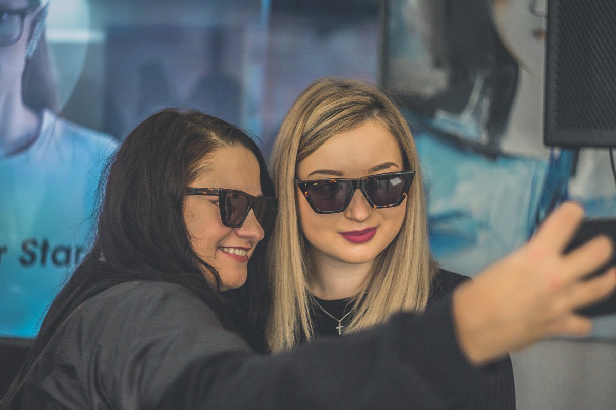 На презентации все гости смогли подобрать для себя стильный аксессуар по советам дизайнера На презентации все гости смогли подобрать для себя стильный аксессуар по советам дизайнера