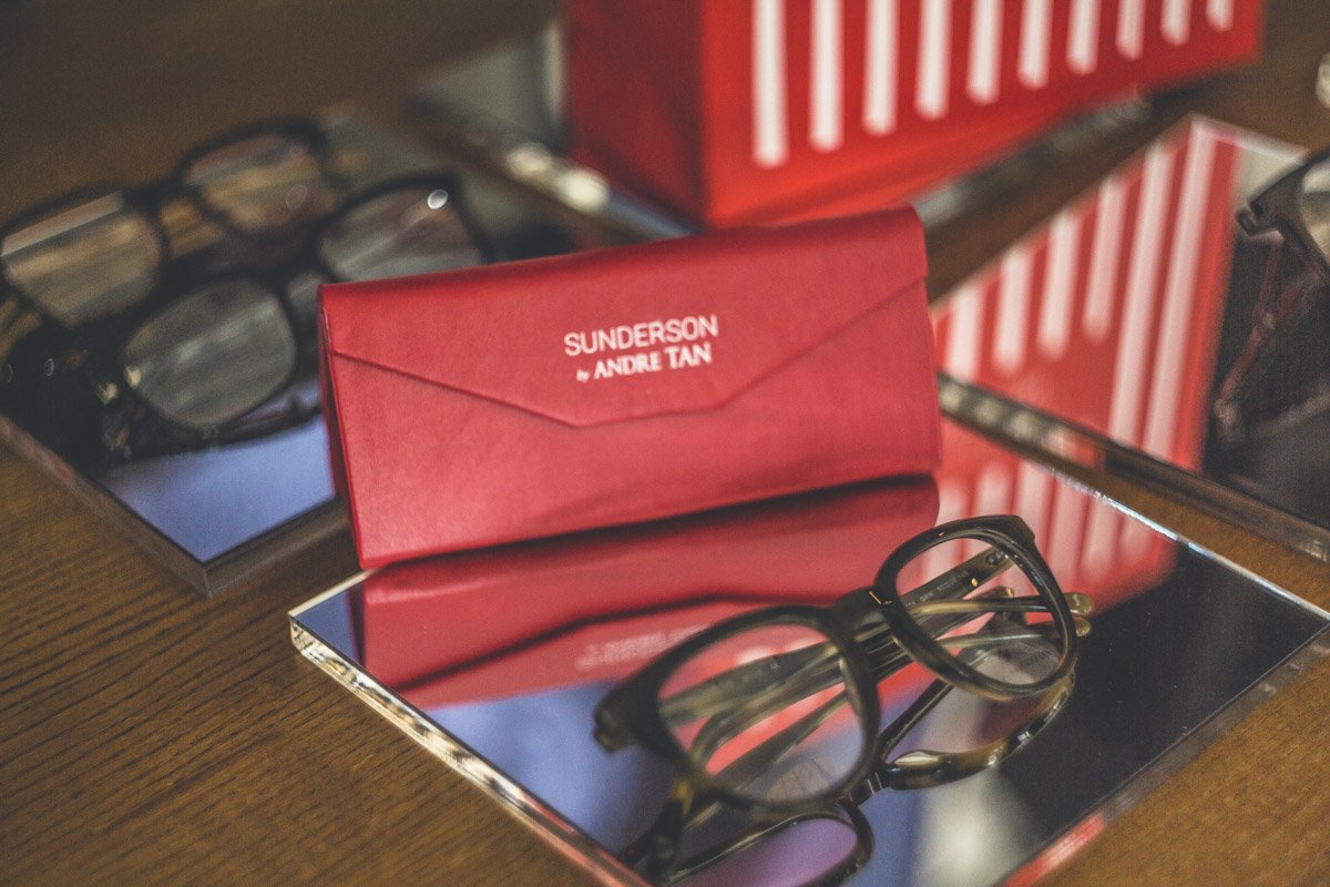 Очки продаются с удобным чехлом, который складывается в компактный конверт Очки продаются с удобным чехлом, который складывается в компактный конверт