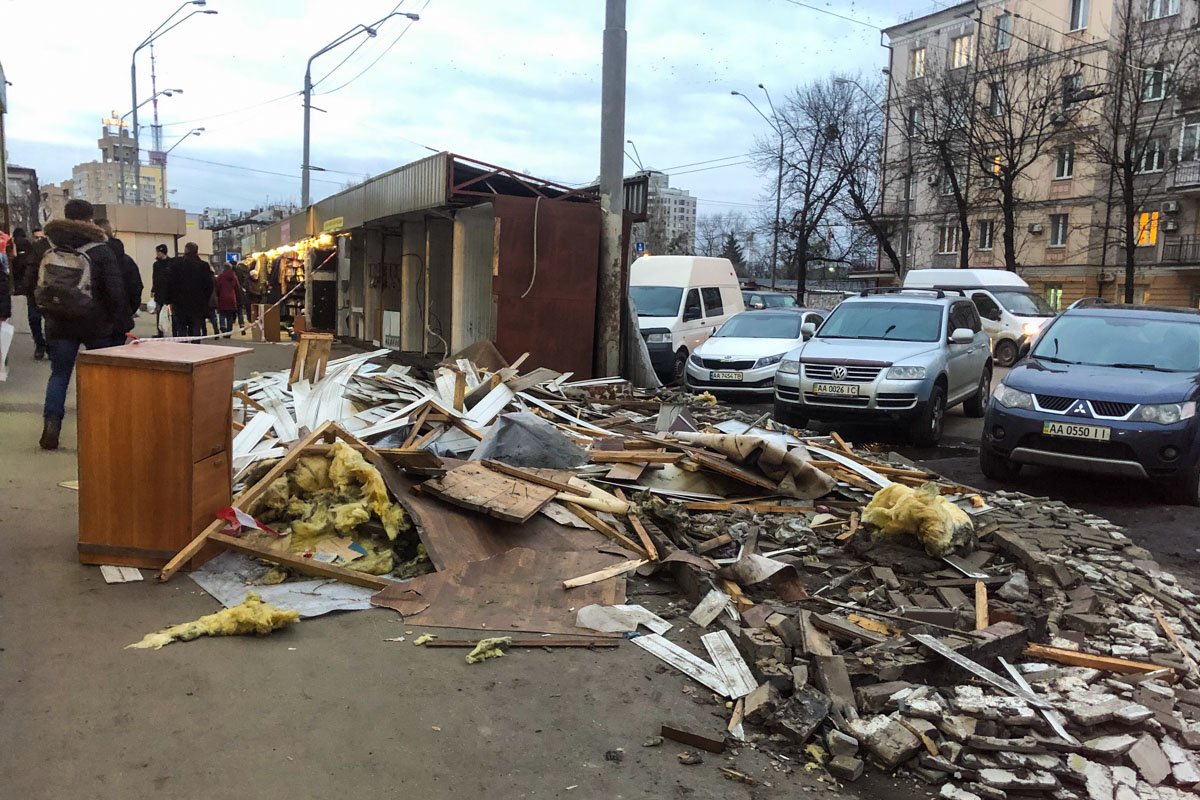 Возле станции метро "Шулявская" провели демонтаж незаконно построенных МАФов