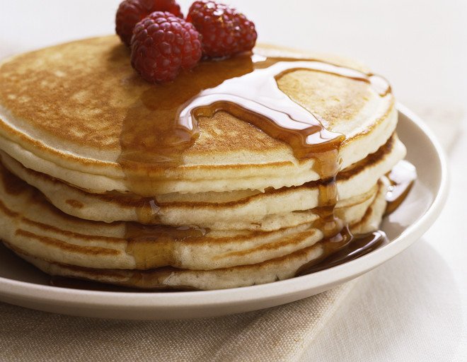 Блинчики можно украсить фруктами или сиропом