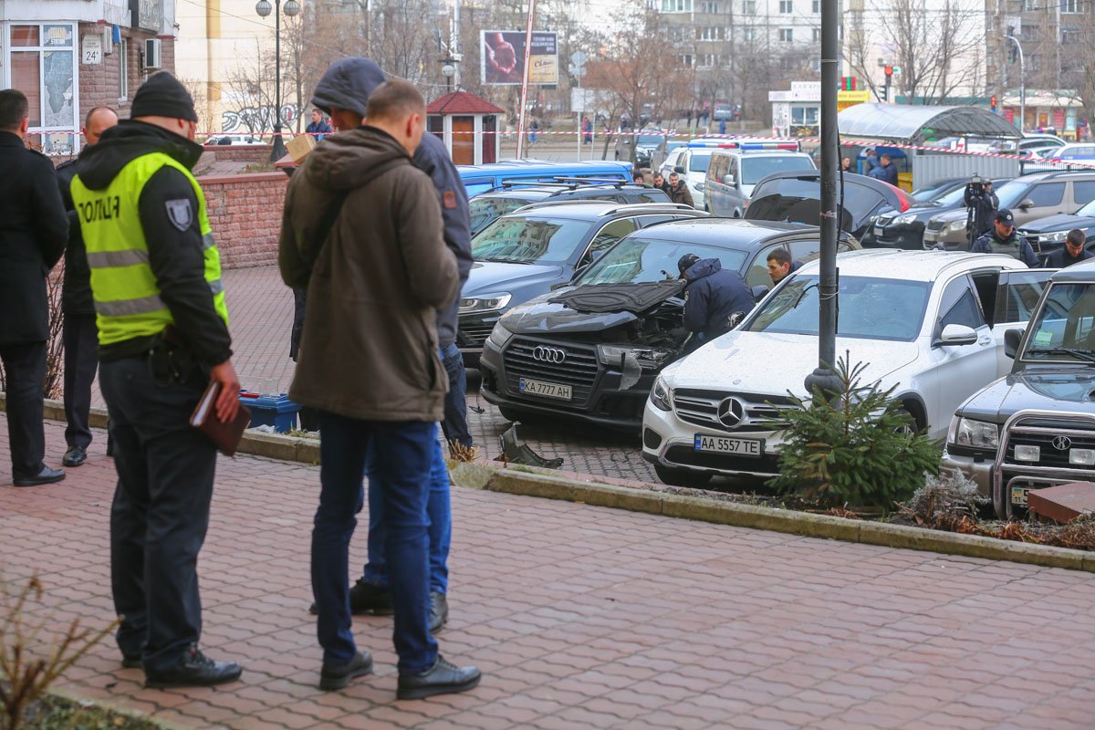  Медики госпитализировали водителя Audi, который в этот момент был возле машины