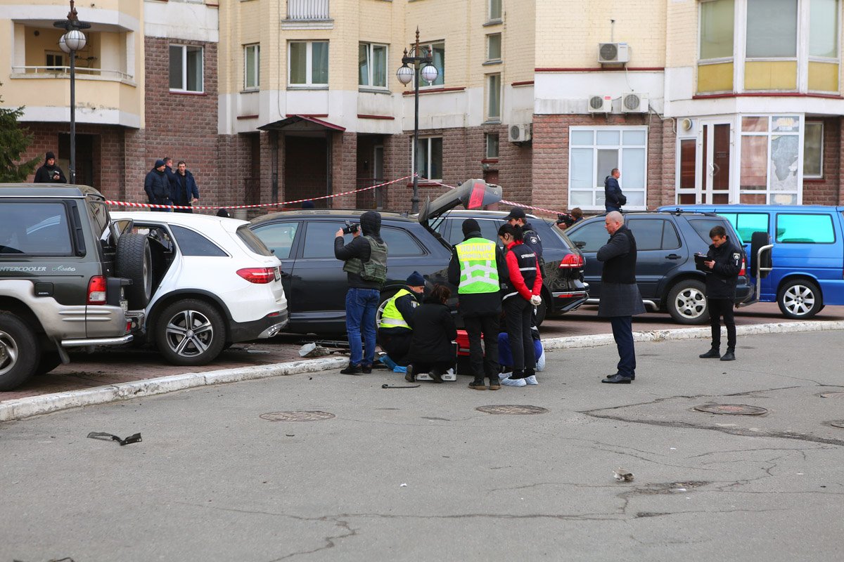 В Киеве на Оболони взорвалась Audi Q7 В Киеве на Оболони взорвалась Audi Q7