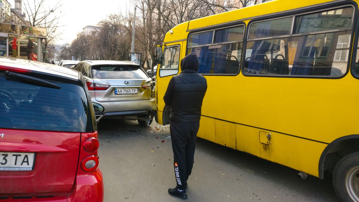 На пересечении улиц Льва Толстого и Владимирская произошла авария с участием легкового автомобиля Lexus RX300 и маршрутного такси №189 На пересечении улиц Льва Толстого и Владимирская произошла авария с участием легкового автомобиля Lexus RX300 и маршрутного такси №189